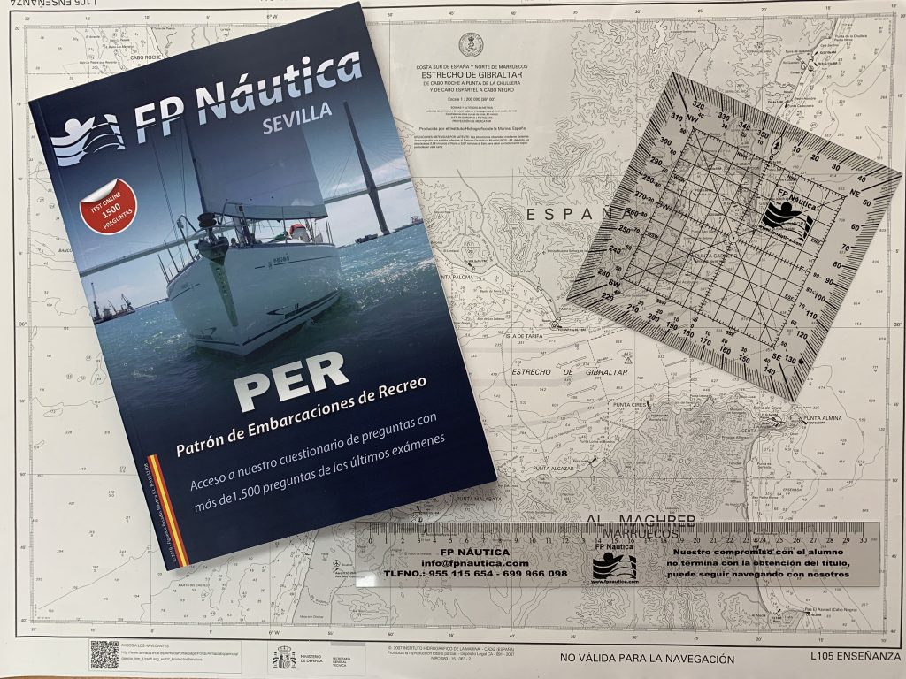 Imagen con el libro del PER de FP Náutica, carta náutica de enseñanza del Estrecho de Gibraltar y transportador náutico para realizar los problemas de la carta. Material necesario para realizar el curso del PER online